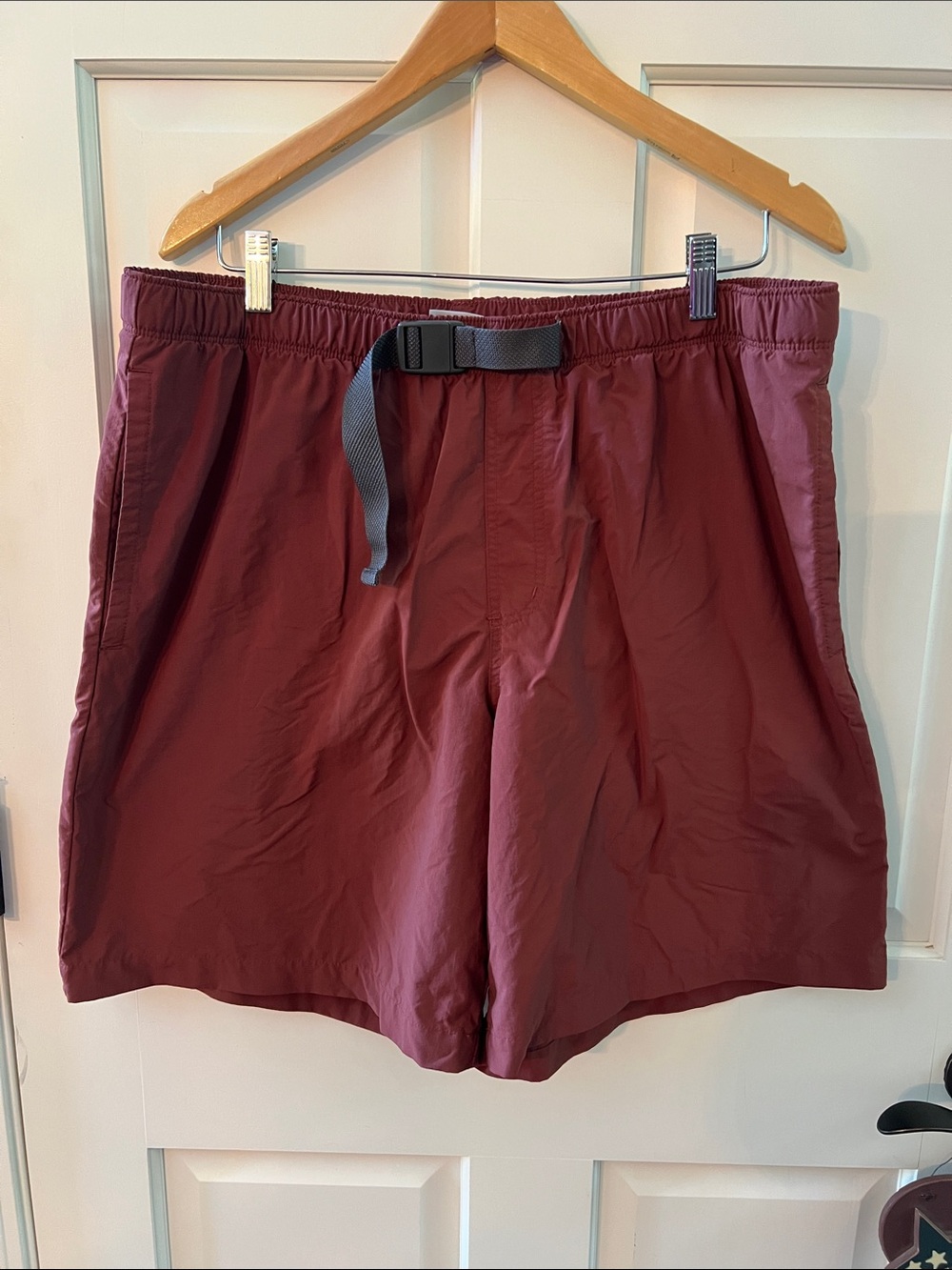 Columbia Mens L Athletic Shorts in Burgundy with Integrated Web Belt Mesh Lined